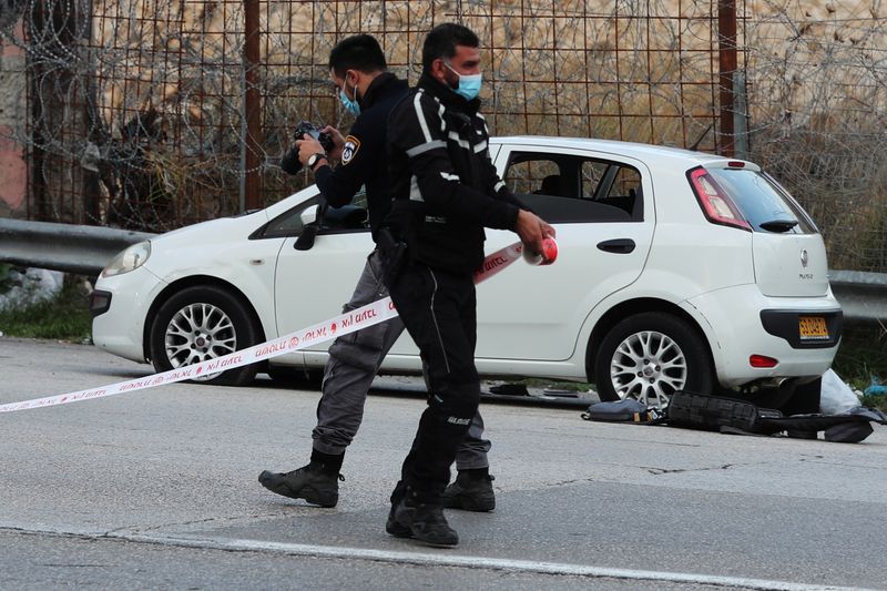© Reuters. الشرطة: قتل فلسطيني حاول دهس جنود إسرائيليين بسيارته
