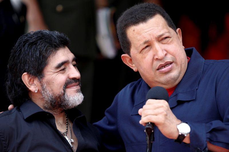 © Reuters. FILE PHOTO: Venezuela's President Hugo Chavez welcomes Argentina's soccer coach Diego Maradona at Miraflores Palace in Caracas
