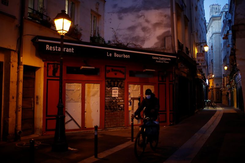 &copy; Reuters. FRANCE: PRÈS DE 400 NOUVEAUX DÉCÈS LIÉS AU COVID-19, SELON LA SPF