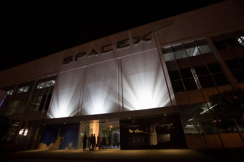 © Reuters. FILE PHOTO: An exterior of the SpaceX headquarters in Hawthorne