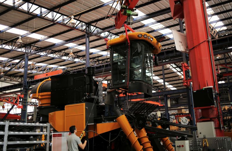 © Reuters. Trabalhadores em linha de montagem de máquinas da AGCO em Ribeirão Preto (SP)