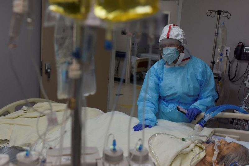 © Reuters. Paciente com Covid-19 na UTI de um hospital em Houston, Texas (EUA)