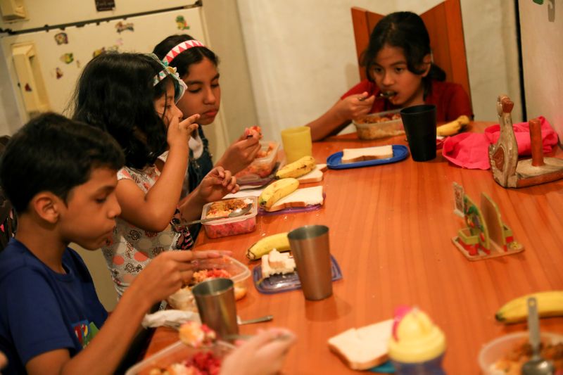 &copy; Reuters. Foto de archivo ilustrativa de un grupo de niños alimentados por una ONG en Caracas en medio de la pandemia de coronavirus