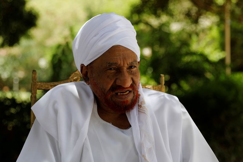 &copy; Reuters. FILE PHOTO: Leading Sudanese opposition figure Sadiq al-Mahdi talks during an interview with Reuters in Khartoum