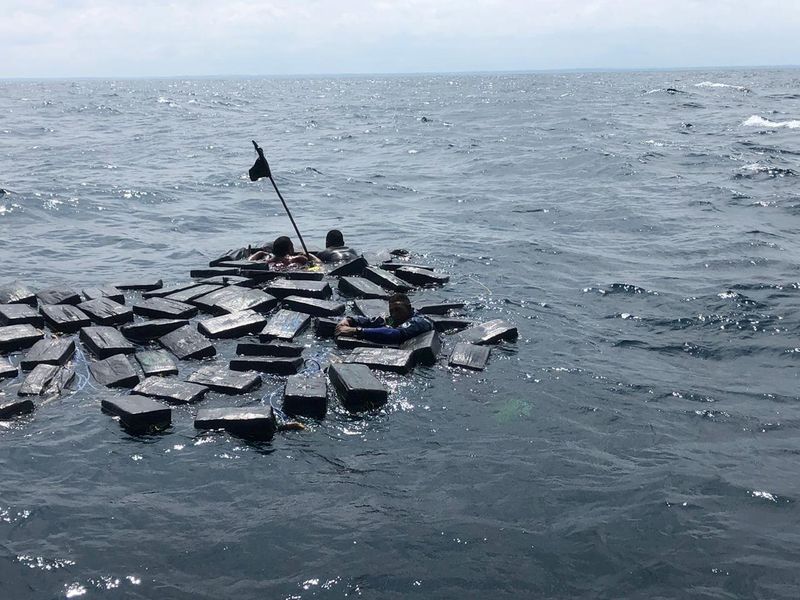 &copy; Reuters. Foto de archivo. Tres presuntos narcotraficantes utilizan paquetes de cocaína como flotadores en el Océano PacÍfico, frente a las costas de Colombia