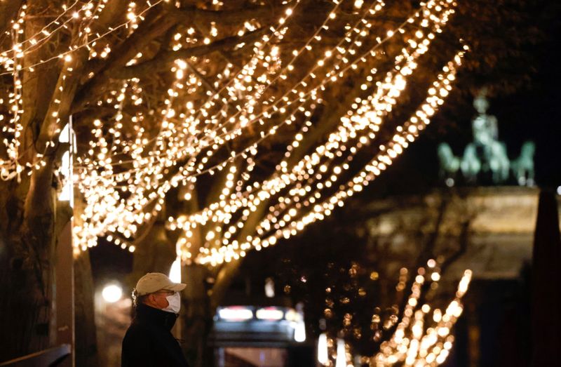 &copy; Reuters. Christmas illuminations are pictured at Unter den Linden boulevard amid the coronavirus disease (COVID-19) outbreak in Berlin