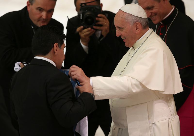 &copy; Reuters. البابا فرنسيس يتذكر مارادونا بحب ويصلي من أجله