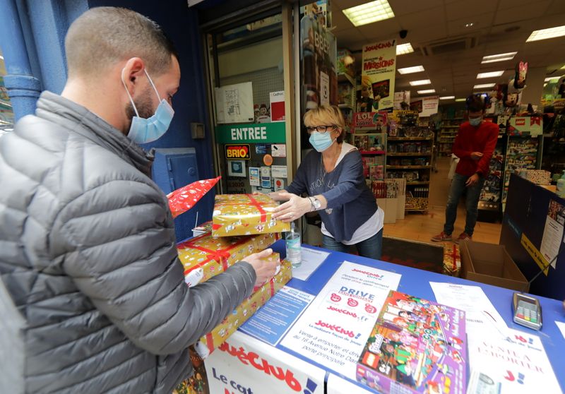 &copy; Reuters. FILE PHOTO: The click and collect service at a toy shop in Nice