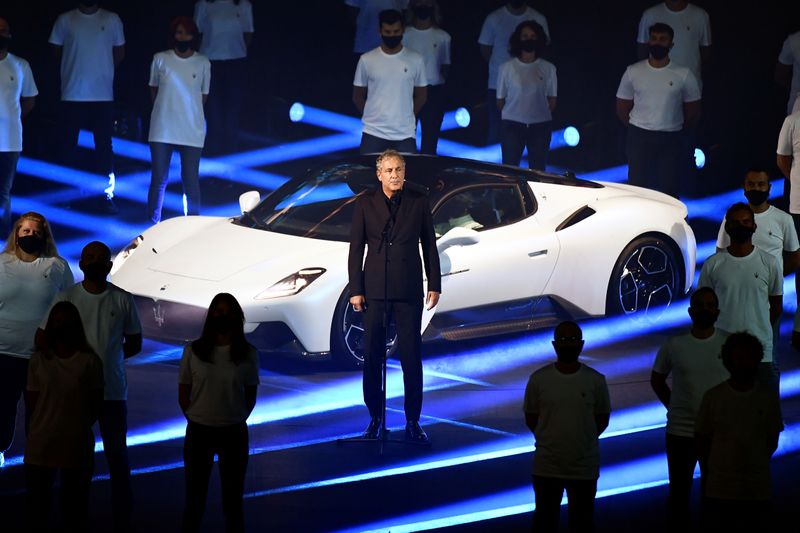 © Reuters. FILE PHOTO: Maserati unveils its new MC20 super sports car