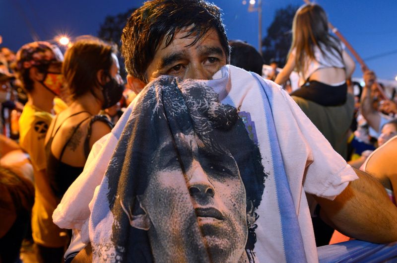 &copy; Reuters. Varias personas lloran por la muerte de la leyenda del fútbol Diego Armando Maradona fuera del centro médico legal donde fue enviado su cuerpo en Buenos Aires. MIércoles 25 noviembre, 2020. REUTERS/Magali Druscovich