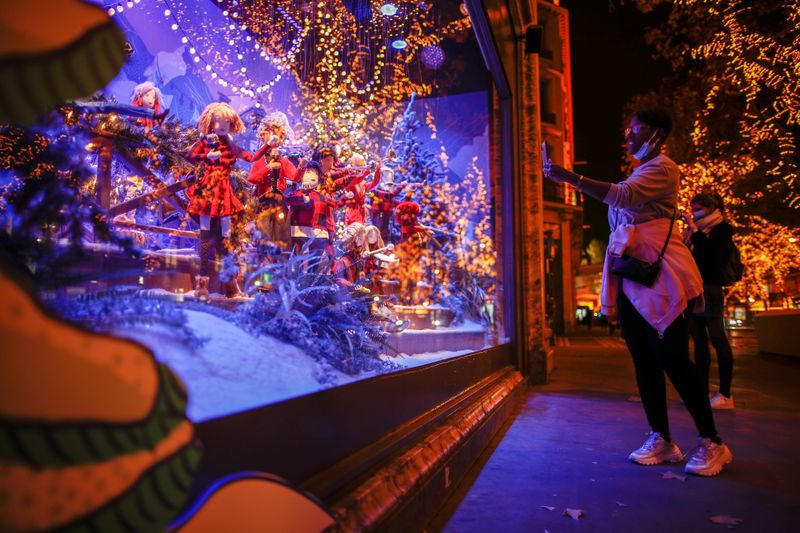 &copy; Reuters. Loja decorada para o Natal em Paris