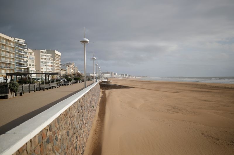© Reuters. FRANCE: DES AIDES POUR LE TOURISME, LE SPORT ET LA CULTURE