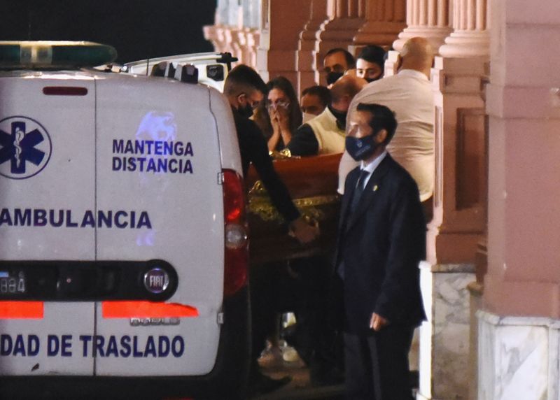 &copy; Reuters. محامي مارادونا ينتقد بطء خدمة الطوارئ في إنقاذه ويطالب بتحقيق