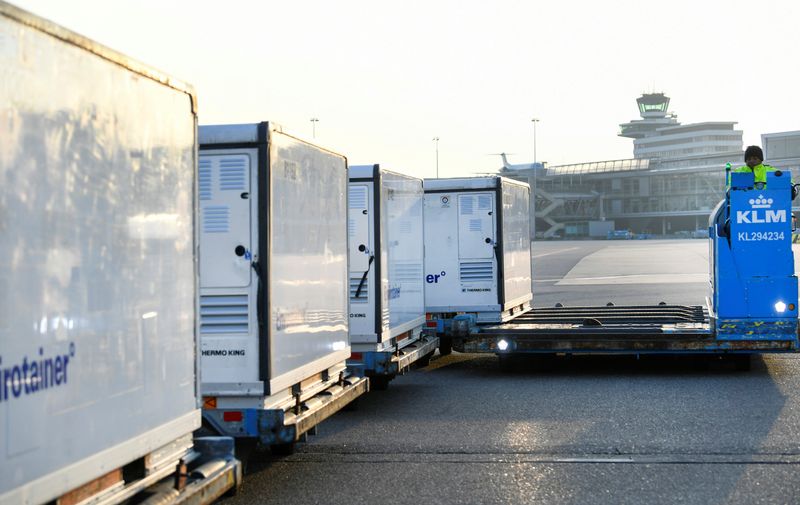 &copy; Reuters. Neveras portátiles se transportan en el aeropuerto de Schiphol, Ámsterdam