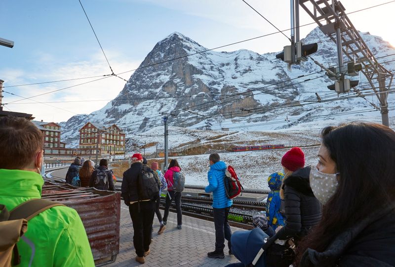 © Reuters. LES STATIONS DE SKI SUISSES AUTORISÉES À RESTER OUVERTES
