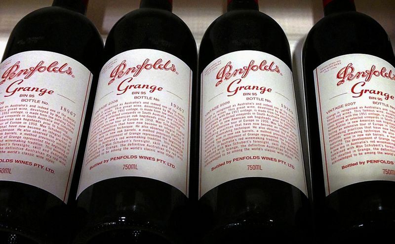 © Reuters. FILE PHOTO: Bottles of Penfolds Grange, made by Australian wine maker Penfolds and owned by Australia's Treasury Wine Estates, on a shelf for sale