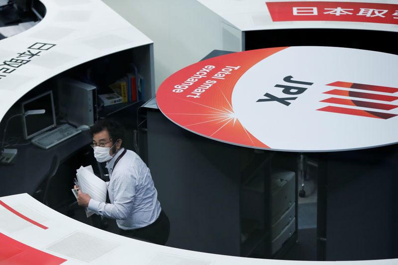 &copy; Reuters. Un operatore presso la Borsa di Tokyo con una mascherina