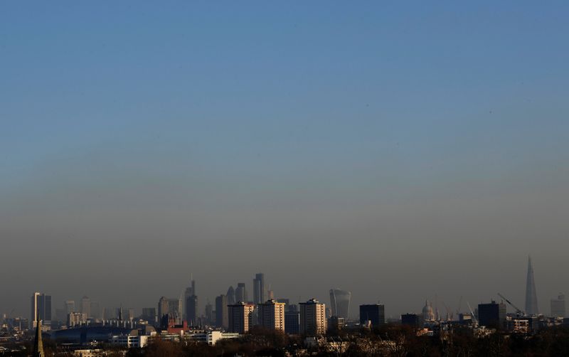 &copy; Reuters. FILE PHOTO: Smog is seen over the city of London