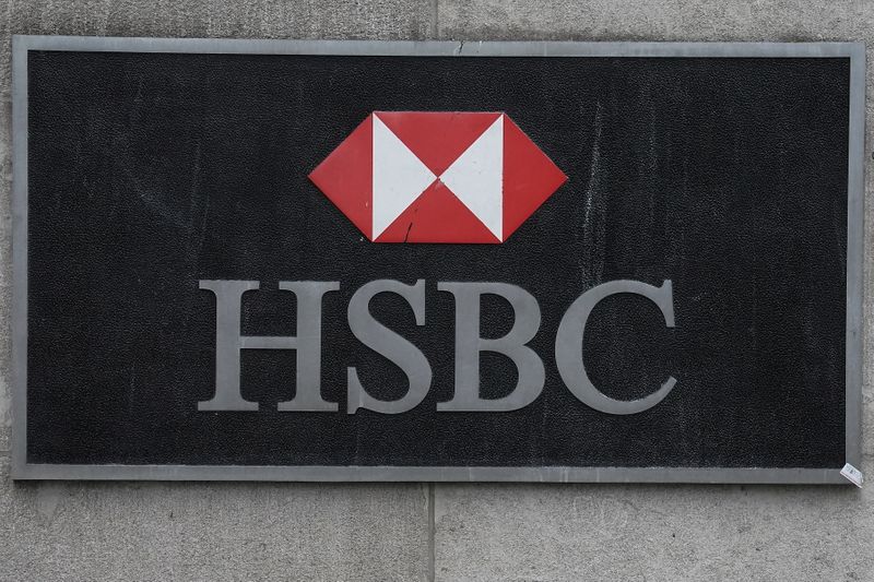 &copy; Reuters. Logo HSBC presso una filiale nel distretto di Manhattan