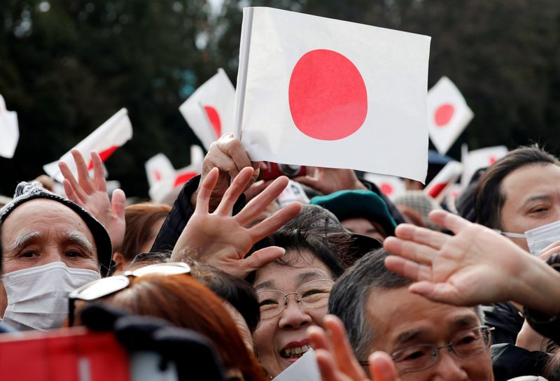 © Reuters. Japoneses saudam imperador Nahurito em celebração de Ano Novo