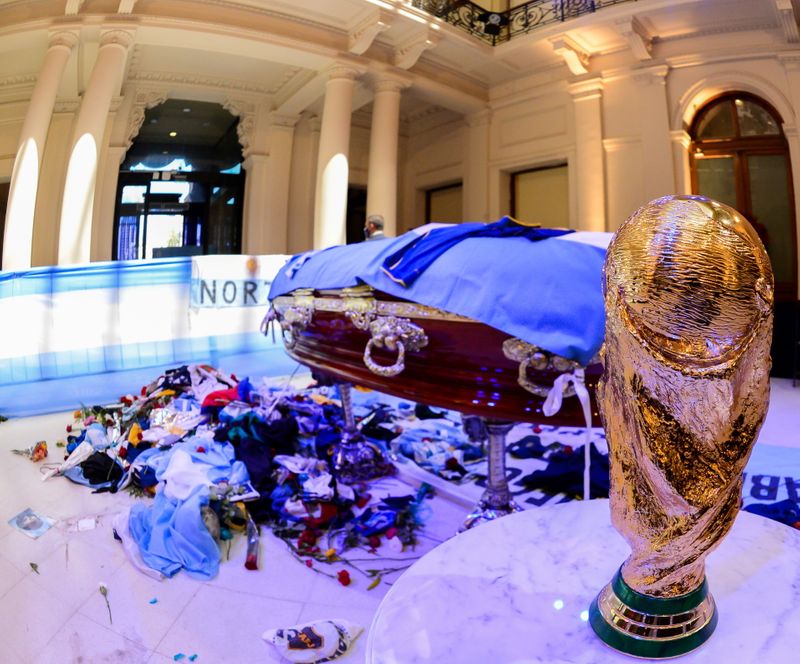 &copy; Reuters. A replica of the World Cup Trophy stands next to the casket of soccer legend Diego Maradona at the presidential palace Casa Rosada, in Buenos Aires