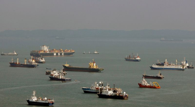 &copy; Reuters. FILE PHOTO: Container ships and bulk carriers off the coast of Singapore