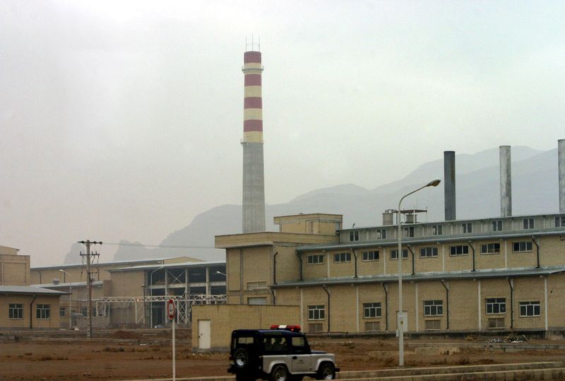 &copy; Reuters. Carro de segurança passa em frente a unidade nuclear de Natanz, a 300 km ao sul de Teerã