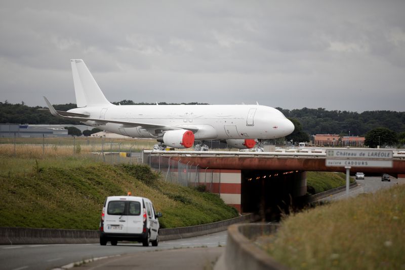 &copy; Reuters. FILE PHOTO: An unmarked A320-214SL Airbus plane is seen on the tarmac at the Airbus factory in Blagnac