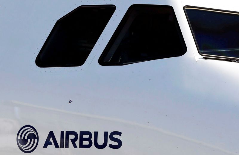 © Reuters. FILE PHOTO: An Airbus A320neo aircraft is pictured during a news conference to announce a partnership between Airbus and Bombardier on the C Series aircraft programme, in Colomiers near Toulouse