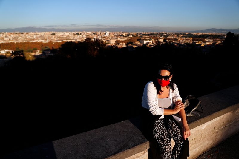 &copy; Reuters. CORONAVIRUS: L&apos;ITALIE ENREGISTRE 28.352 NOUVEAUX CAS ET 827 DÉCÈS EN 24H