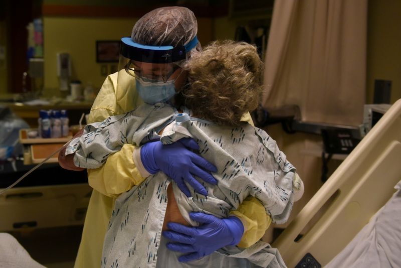 &copy; Reuters. Profissionais de saúde em hospital em Laskin, no Estado norte-americano do Kansas