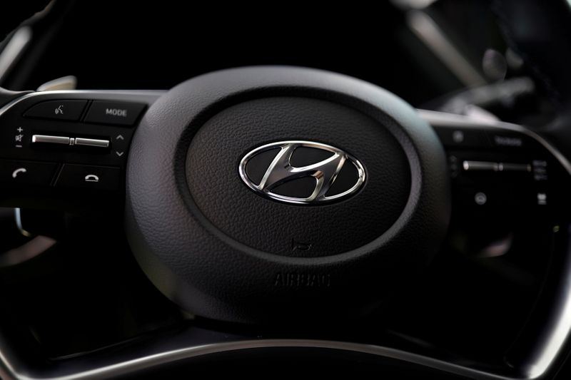 © Reuters. FILE PHOTO: The logo of Hyundai Motors is seen on a steering wheel of a all-new Sonata sedan on display at the company's headquarters in Seoul
