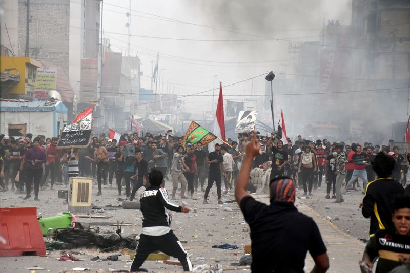 &copy; Reuters. مقتل 3 في اشتباكات بالعراق بعد اقتحام أنصار الصدر مخيم احتجاج