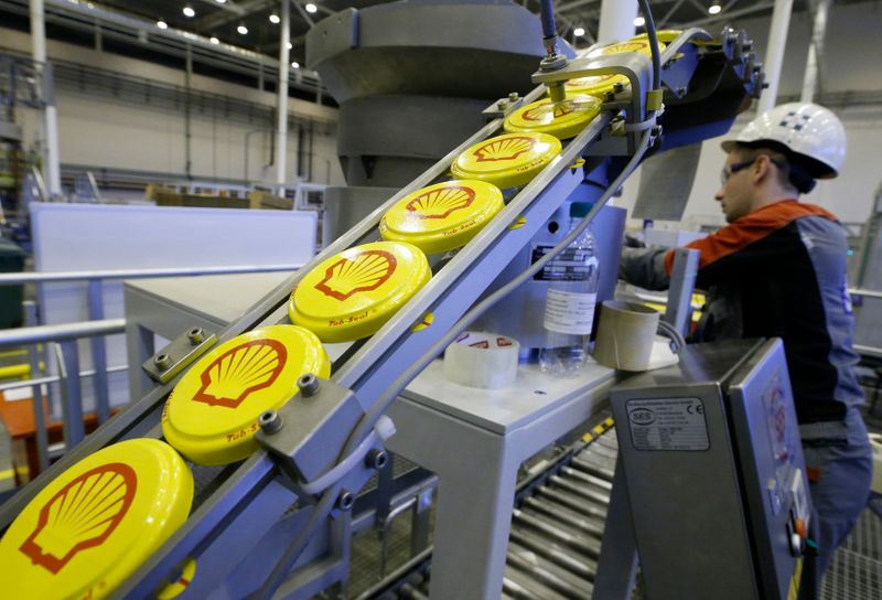 &copy; Reuters. An employee controls the sorting of Shell branded Tri-Sure tab-seal barrel caps ahead of fitting to oil drums at Royal Dutch Shell Plc&apos;s lubricants blending plant in the town of Torzhok