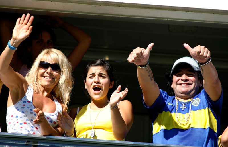 &copy; Reuters. FILE PHOTO: Argentine soccer legend Maradona, his daughter Giannina and his ex-wife Villafane cheer for Boca Juniors in Buenos Aires