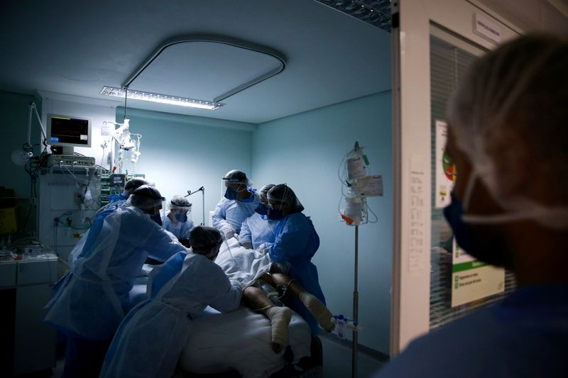 &copy; Reuters. Paciente com Covid-19 em UTI de hospital em Porto Alegre (RS)
