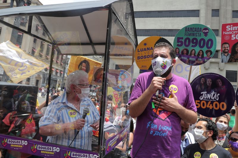 &copy; Reuters. Guilherme Boulos (PSOL) durante campanha para a prefeitura de São Paulo; ao lado, a candidata a vice-prefeita na chapa, Luiza Erundina