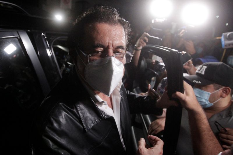 © Reuters. احتجاز رئيس هندوراس السابق في مطار لحمله 18 ألف دولار