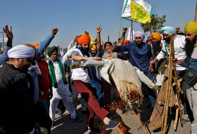 © Reuters. آلاف المزارعين المحتجين بالهند في مواجهة مع الشرطة عند حدود العاصمة