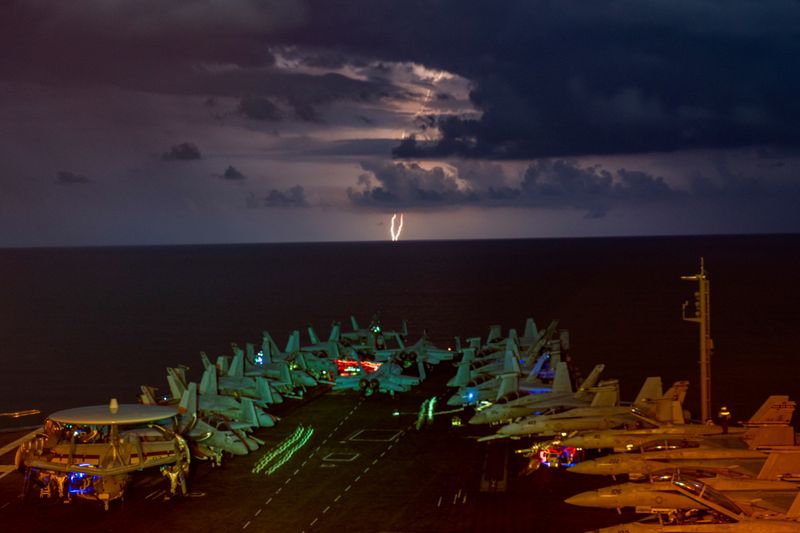 © Reuters. نشر حاملة طائرات أمريكية بالخليج والبحرية تقول لا صلة 