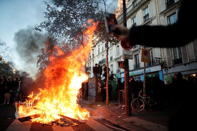 &copy; Reuters. PARIS/MANIFESTATION: LA POLICE TIRE DES GAZ LACRYMOGÈNES