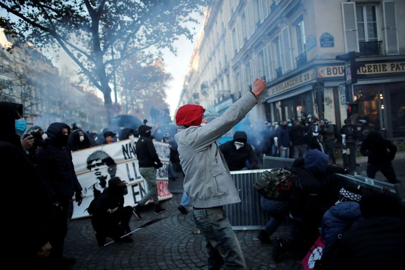 &copy; Reuters. قوات الأمن الفرنسية تطلق قنابل الغاز المسيل للدموع لتفريق محتجين على عنف الشرطة