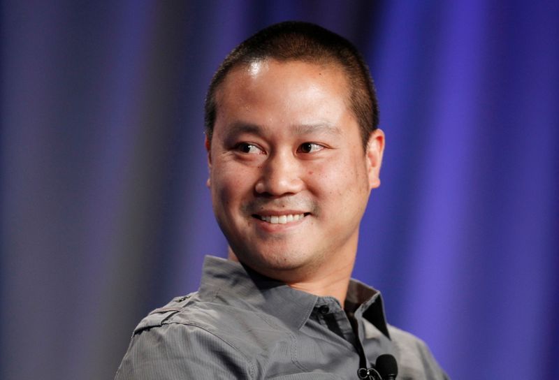 © Reuters. FILE PHOTO: Tony Hsieh, CEO of online retailer Zappos, takes part in a panel discussion at the Milken Institute Global Conference in Beverly Hills