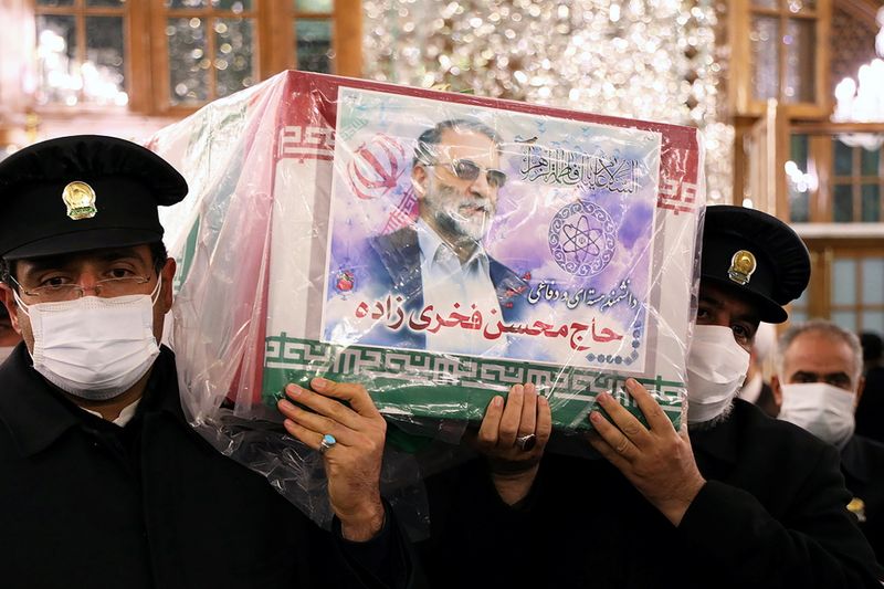 &copy; Reuters. Servants of the holy shrine of Imam Reza carry the coffin of Iranian nuclear scientist Mohsen Fakhrizadeh, in Mashhad