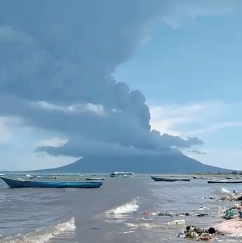 &copy; Reuters. An eruption of Mount Ile Lewotolok is seen in Lembata