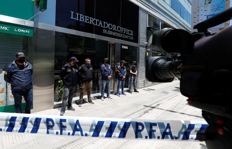 &copy; Reuters. Agentes de policía montan guardia afuera del edificio donde el médico personal del fallecido astro del fútbol argentino, Diego Armando Maradona, tiene su consultorio en Buenos Aires