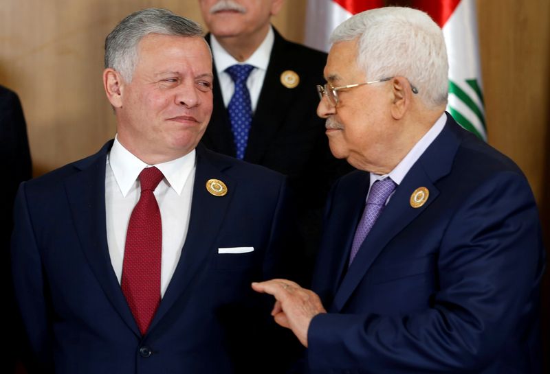 &copy; Reuters. FILE PHOTO: Jordan&apos;s King Abdullah II speaks with Palestinian President Mahmoud Abbas during the group photo with Arab leaders, ahead of the 30th Arab Summit in Tunis