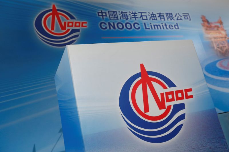 © Reuters. Logos of China National Offshore Oil Corporation (CNOOC) are displayed at a news conference in Hong Kong