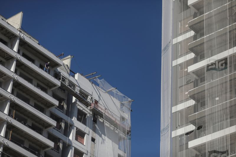 © Reuters. A construction worker is seen on a building in Rio de Janeiro, Brazil