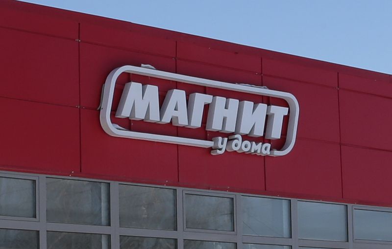 &copy; Reuters. The logo of Russian retailer Magnit is seen on a grocery store outside Moscow